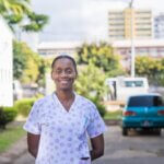 Dr.a Tapuwa Gundana, eine von Licht für die Welt unterstützte Augenärztin, vor dem Zentralspital Maputo