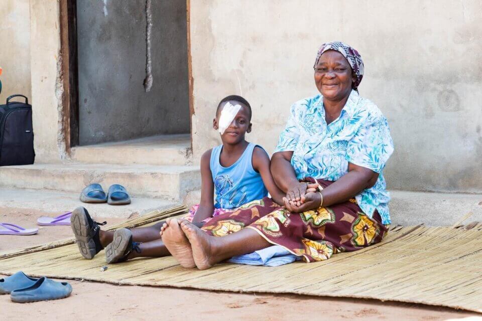 Ihre Anlassspenden hilft Kinder wie Kiven, der sitzt nach seiner Kataraktoperation neben seiner Großmutter.