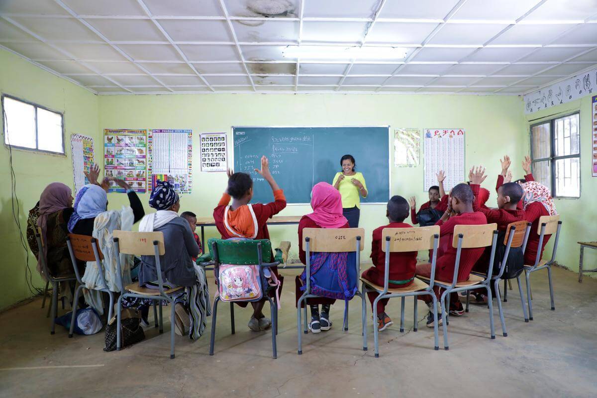 Die weibliche Sozialarbeiterin Mekdes Worku unterrichtet eine Klasse von tauben Kindern und ihre Eltern in Äthiopien.