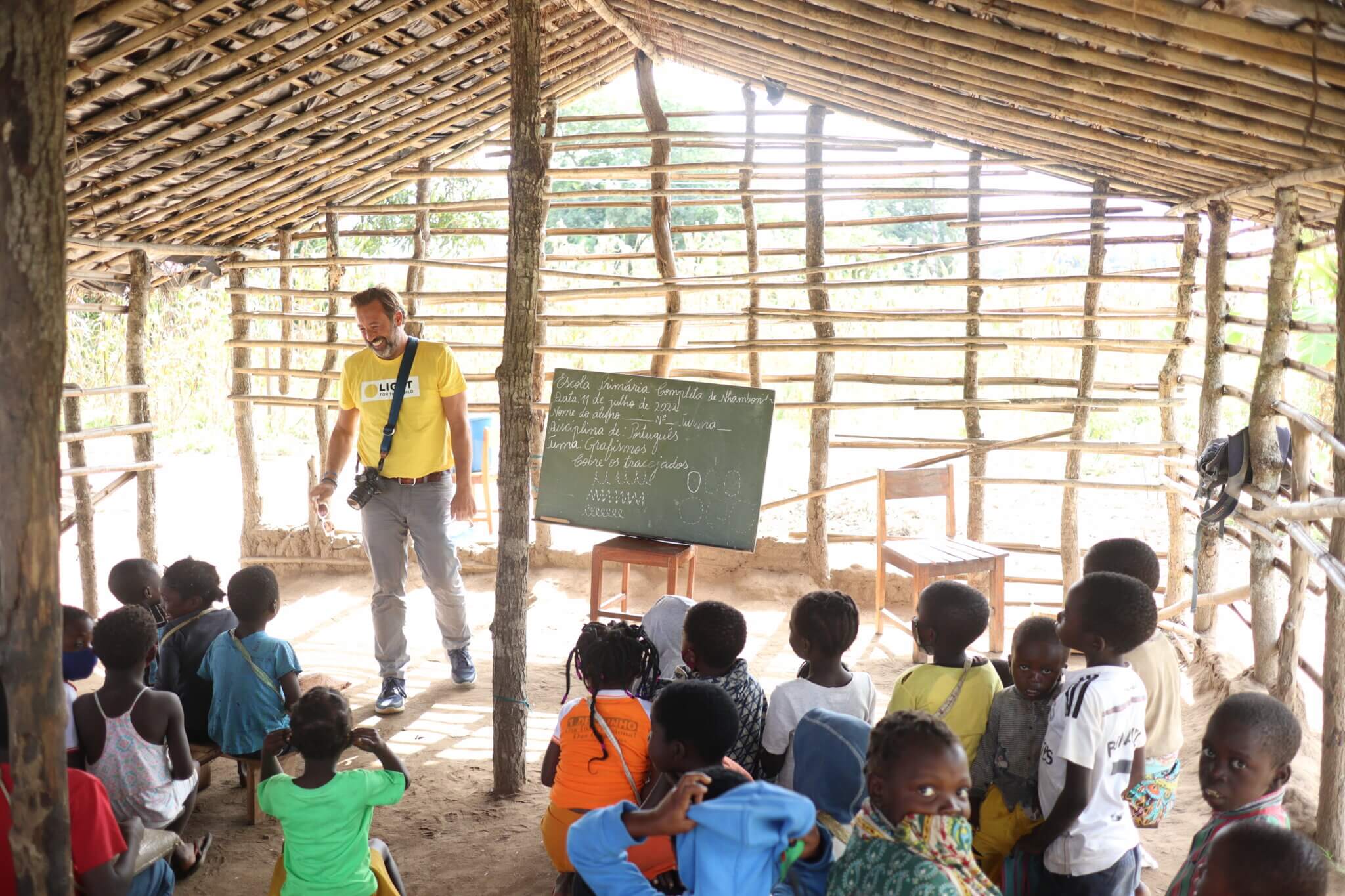 Markus Hammer in einer Schulklasse in Mozambik.
