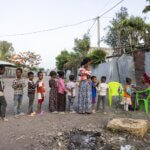 Kinder und eine erwachsene Frau stehen in einer Schlange, um sich untersuchen zu lassen. Das Foto wurde in Tigray, Äthiopien aufgenommen.