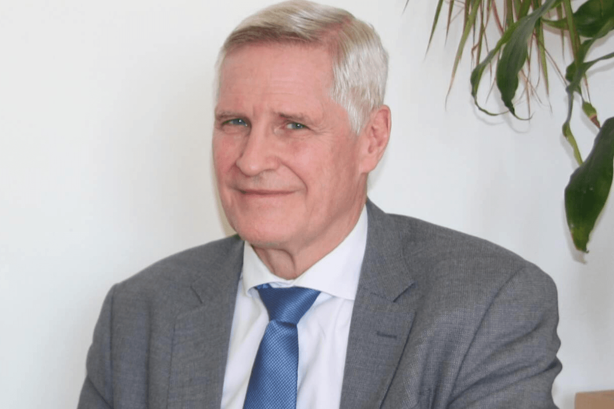 Herr Dr. Prayer gibt Tipps zu Testament und Vermächtnis. Er trägt einen grauen Anzug mit blauer Krawatte.