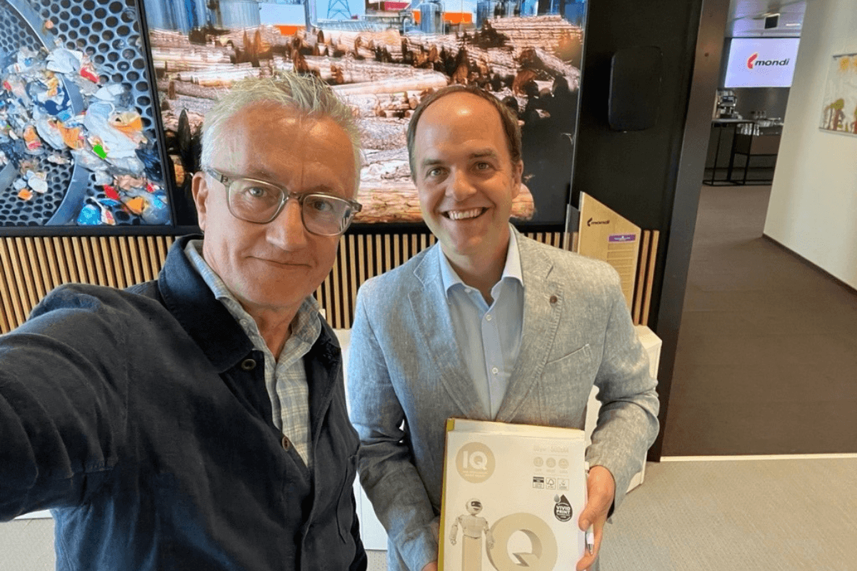 Alex Buchinger, Geschäftsführer von Licht für die Welt, gemeinsam mit Bernhard Cantzler, Marketing & Sales Director bei Mondi.