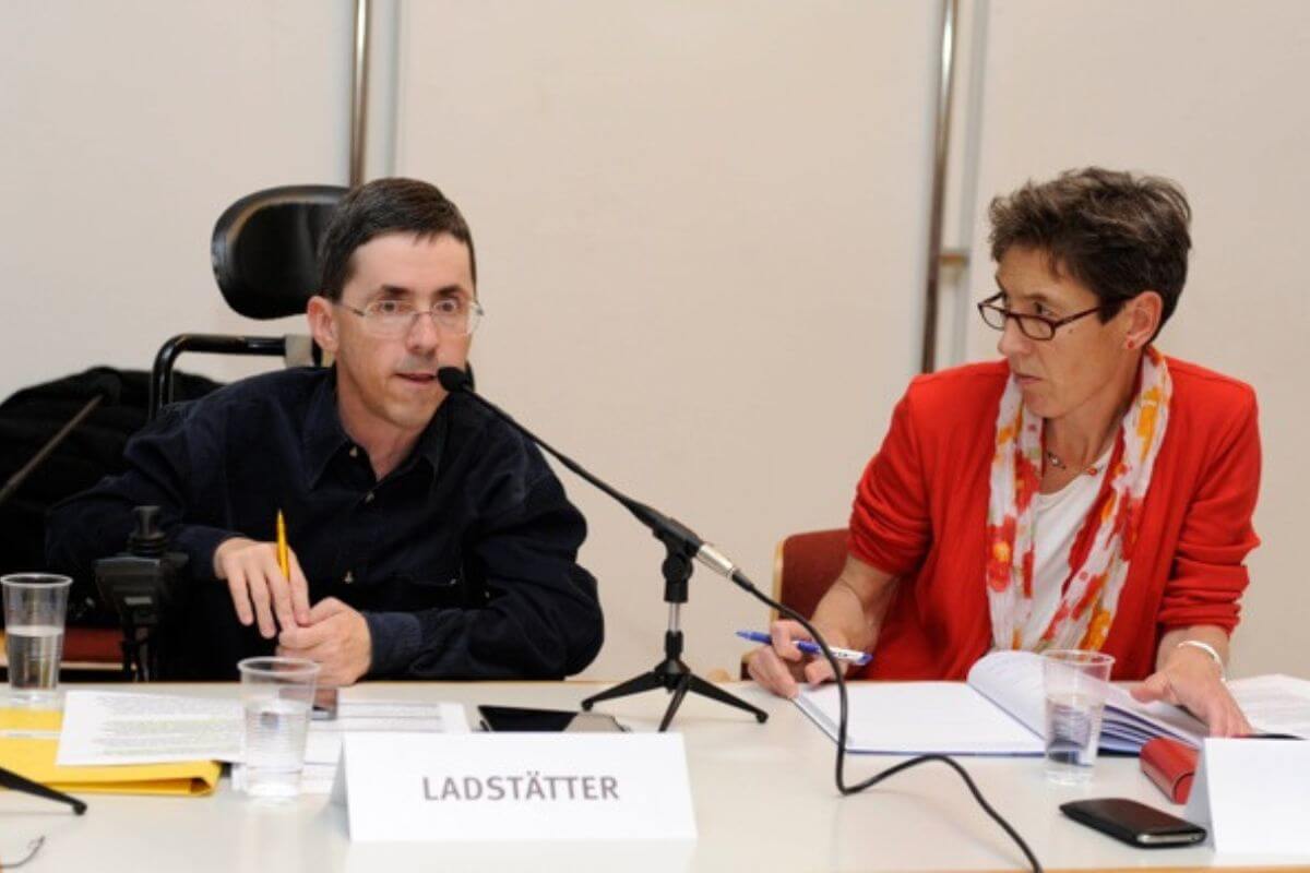 Johanna Mang beim Monitoringausschuss mit Martin Ladstätter, Gründungsmitglied und Obmann von BIZEPS