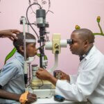 Dr. Vasco da Gama bei der Untersuchung eines Kindes in der Augenklinik des Krankenhauses in Quelimane, Mosambik.