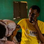 Ein Mitarbeiter von Licht für die Welt führt eine Augenuntersuchung in einem Klassenzimmer in Äthiopien durch.