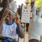 Christine aus Burkina Faso wird nach ihrer Operation am Grauen Star auf ihre Sehkraft untersucht.