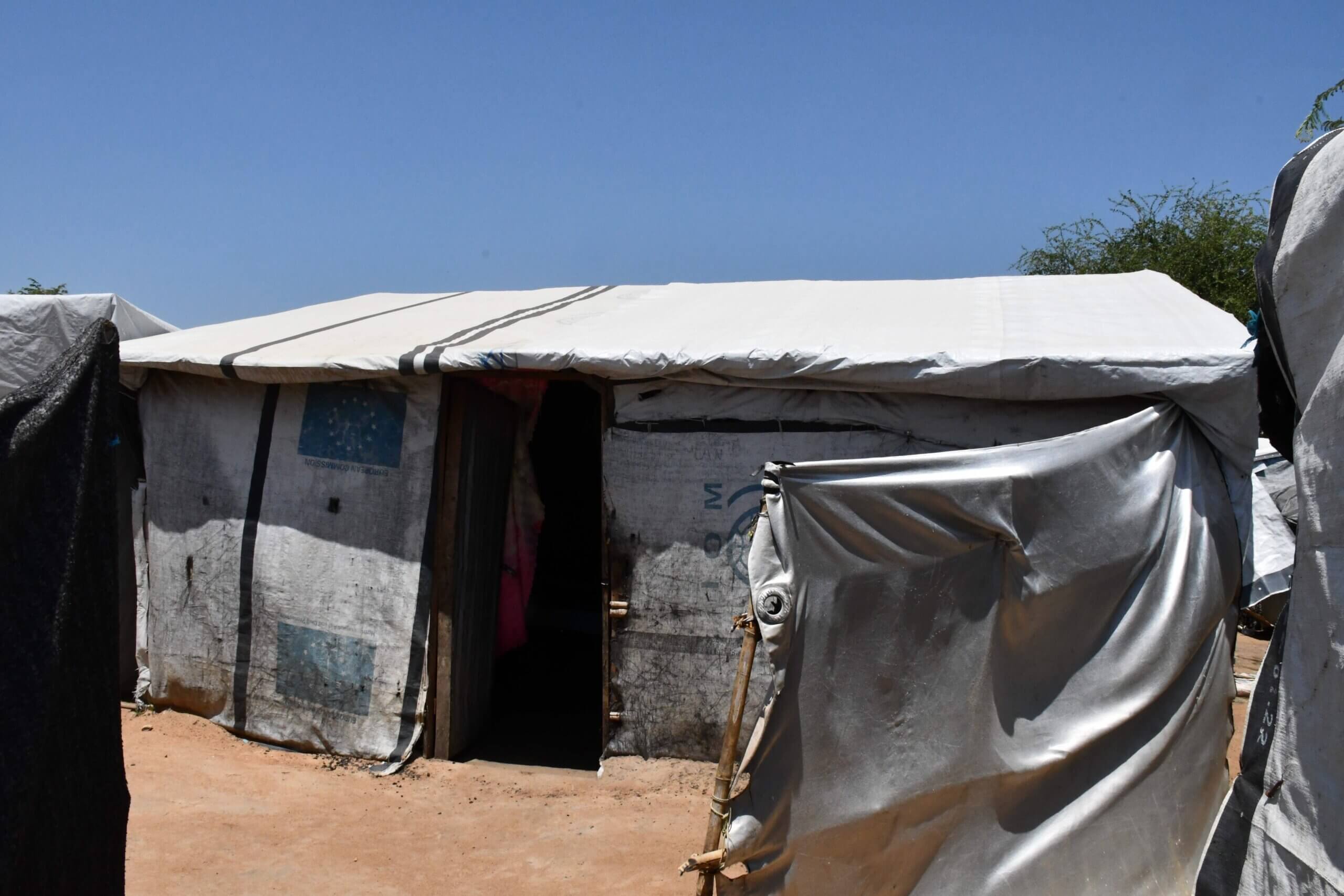 Ein weißes Zelthaus im Flüchtlingslager Mangatten in der südsudanesischen Hauptstadt Juba.