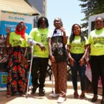 Das Foto zeigt fünf Frauen aus Kenia, die im Zuge des Enable Me Projekts von Licht für die Welt für ein Foto posen.