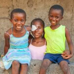 Auf dem Bild ist Fatima aus Mosambik mit ihren Geschwistern zu sehen. Sie wurde kürzlich am Grauen Star operiert und kann bald wieder gut sehen.