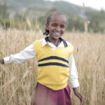 Auf dem Bild ist Alemtsehay Setu nach ihrer Operation zu sehen. Durch die Erkrankung Grauer Star war sie völlig auf Hilfe angewiesen. Jetzt kann das Mädchen wieder lachen, spielen und zur Schule gehen.