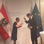 Johanna Mang erhält das Ehrenzeichen im Aussenministerium von Botschafter Peter Huber