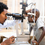 Der zehnjährige Abel aus Äthiopien erhält eine Augenuntersuchung.