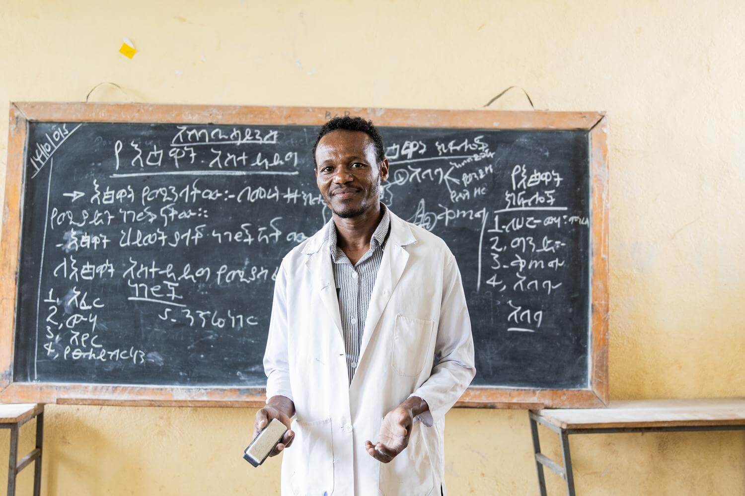 Desalgen Wada hat von Licht für die Welt eine Augengesundheitsschulung bekommen und kann Augenproblemen bei seinen Schüler*innen erkennen.