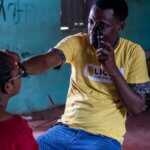 Ein Mitarbeiter von Licht für die Welt führt eine Augenuntersuchung in einem Klassenzimmer in Äthiopien durch.