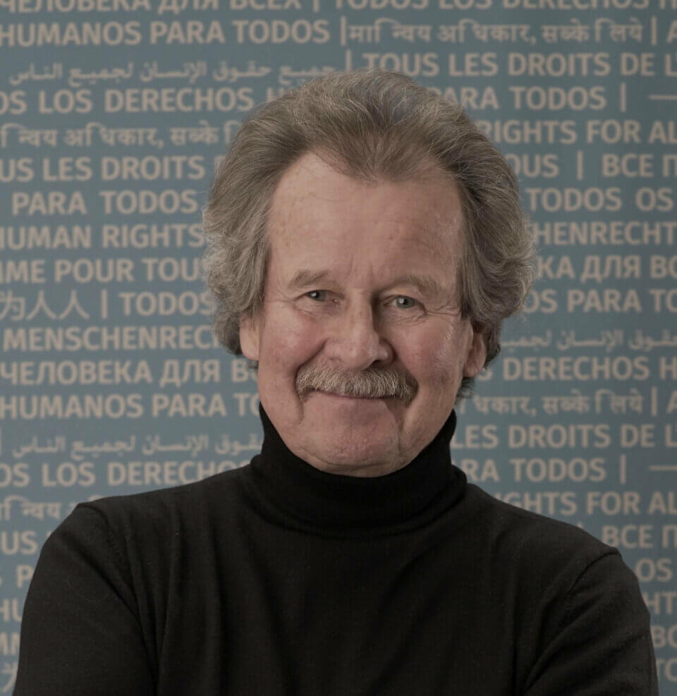 Menschenrechtsexperte Manfred Nowak lächelt in die Kamera
