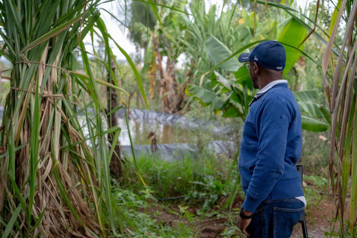 David Ndungu vor dem Regenauffangbeckens des Gemüsebauers Elija Gatimu