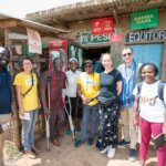 Mehrere Menschen vor einem Shop in Kenia