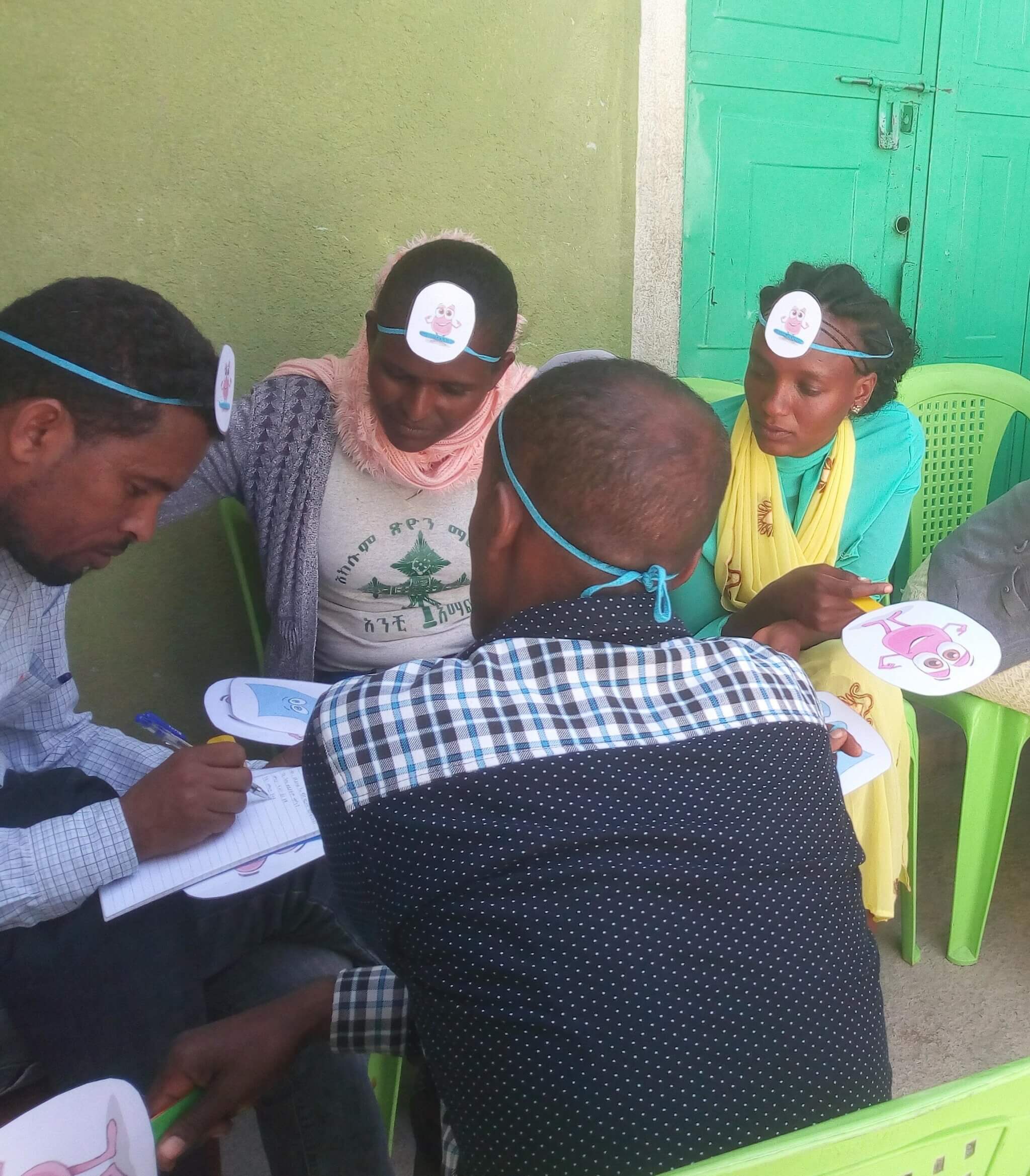 4 äthiopische Grundschul- und Kindergartenlehrer in Tigray bei einem Workshop zur Aufklärung von Kindern über Trachom mit dem Zeichentrickfilm Toto.