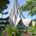 Eine Kirche in Form einer umgedrehten Blume.