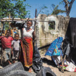 Luisa Francisco und ihre beiden Kinder stehen vor den Trümmern ihres Hauses nachdem der Wirbelsturm Idai Mosambik verwüstet hat.