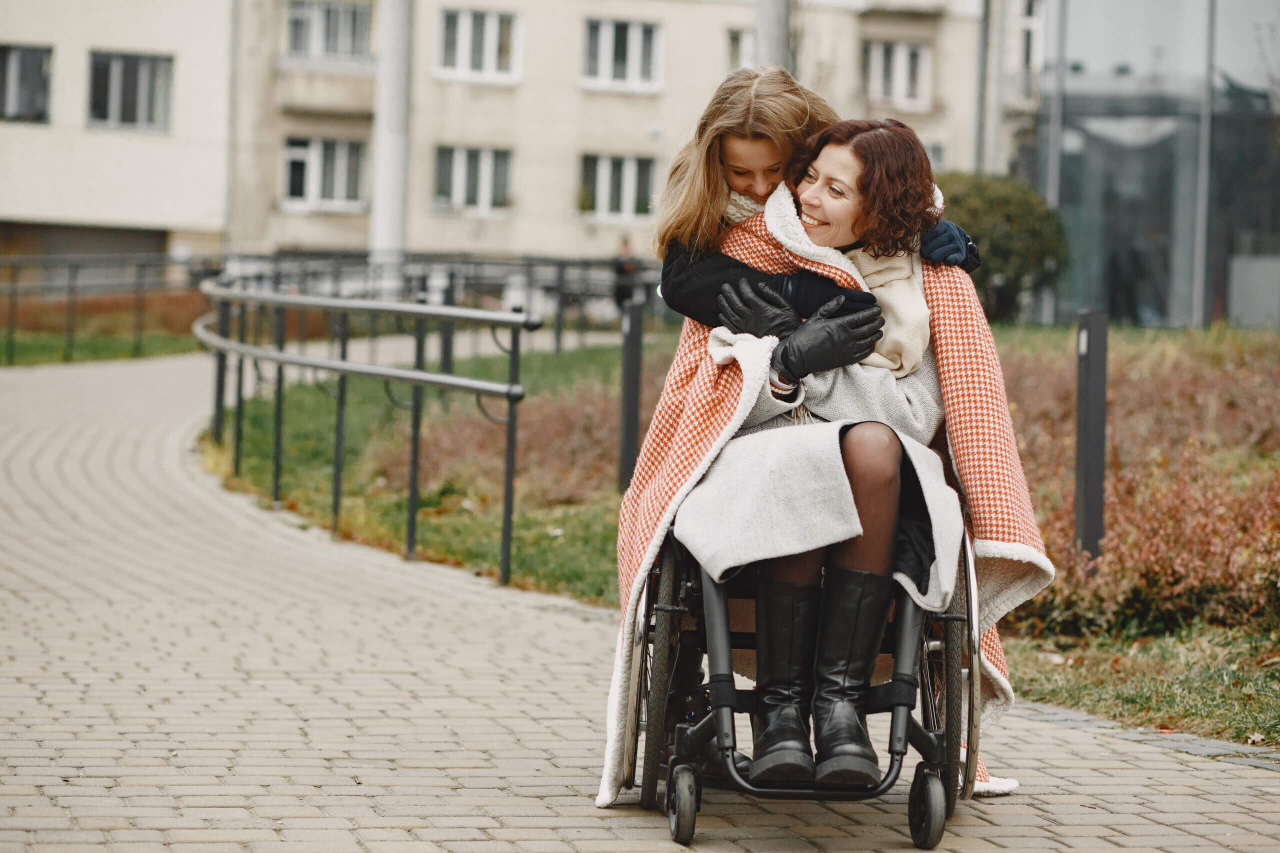 Symbolbild Mutter im Rollstuhl mit Tochter. @Freepik