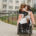 Symbolbild das eine Mutter im Rollstuhl mit Tochter zeigt. @Freepik