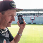 Wolf Schmidt telefoniert bei einem Video Training mit dem Fußballteam im Südsudan.