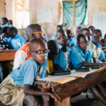 Schüler mit Augenschwächen sitzen in der ersten Reihe in der Schule, um besser auf die Tafel zu sehen
