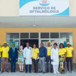 Die MitarbeiterInnen von Light for the World und dem Augenzentrum in Beira stehen vor der Klinik, als sie nach einem Schaden wieder neu eröffnet wird.