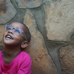 Greta aus Uganda hat durch das Projekt NIURE von Light for the World eine Brille bekommen
