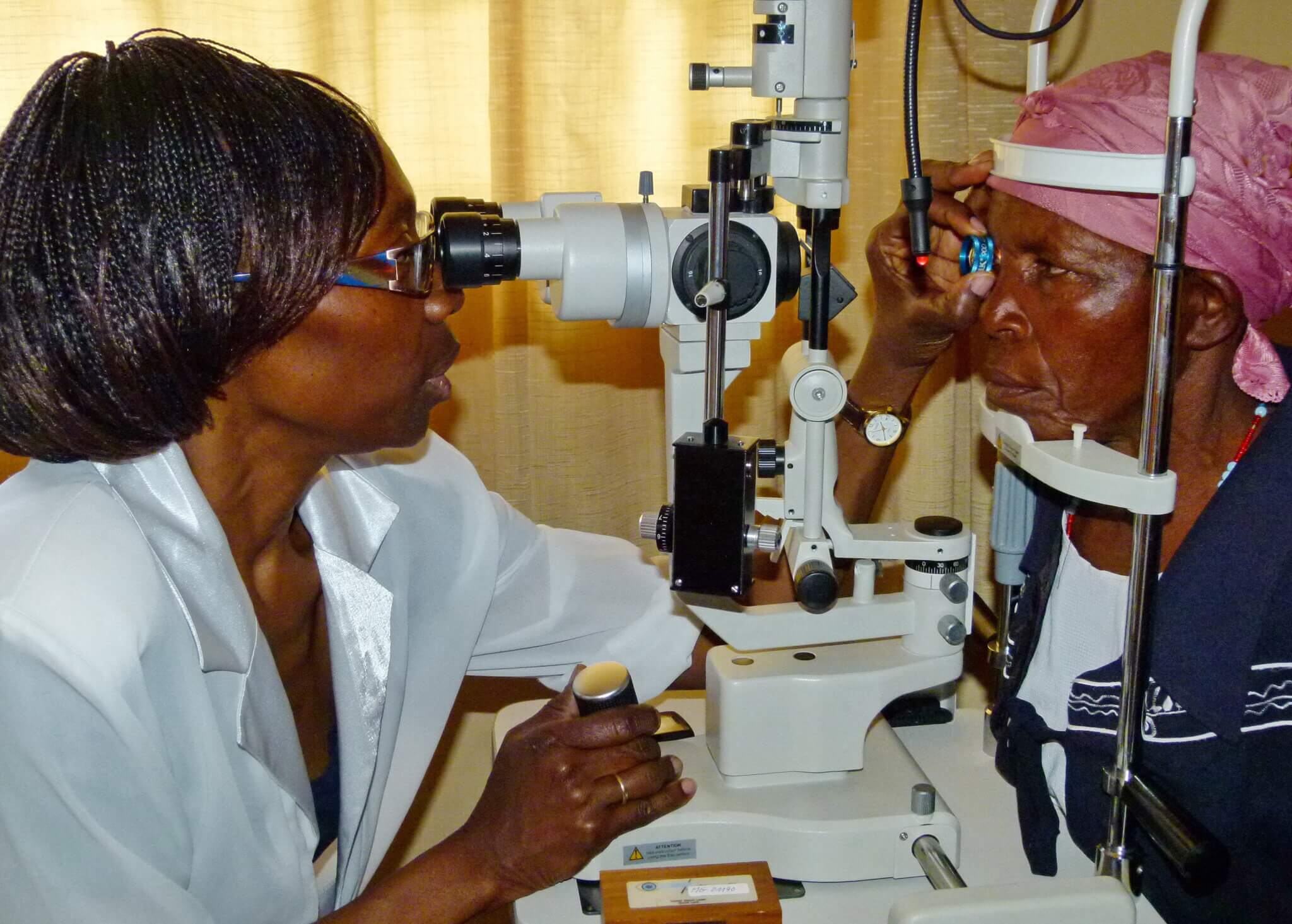 Dr. Mary N. Asiyo-Vogel bei einer augenärztlichen Untersuchung in Kenia
