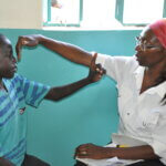 Die Augenärztin Dr. Mary Asiyo-Vogel untersucht einen kleinen Jungen in Kenia.