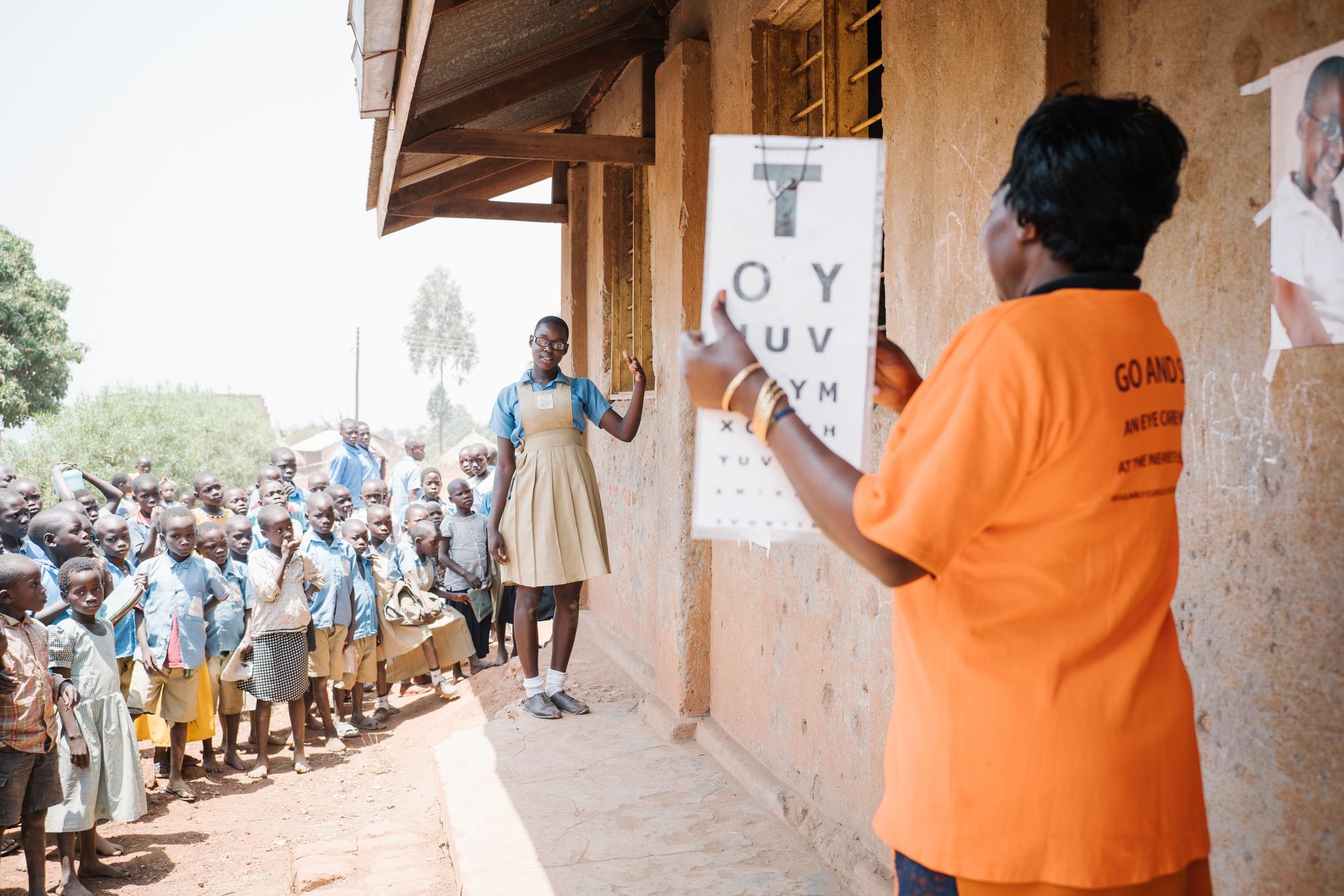 Augenuntersuchung an einer Schule in Hoima, Uganda.