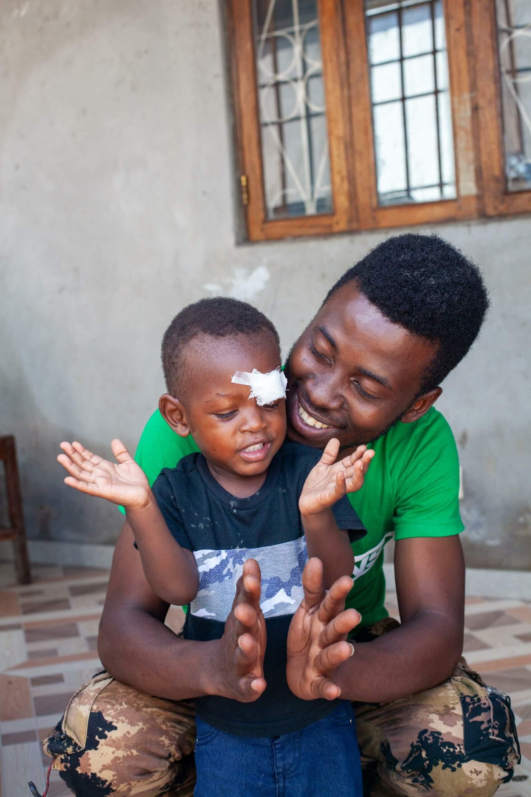 Ainyr aus Mosambik litt an grauem Star. Er konnte erfolgreich operiert werden, ohne die Unterstützung von Light for the World wäre das nicht möglich gewesen, seine Familie hätte nicht das nötige Geld dafür gehabt.