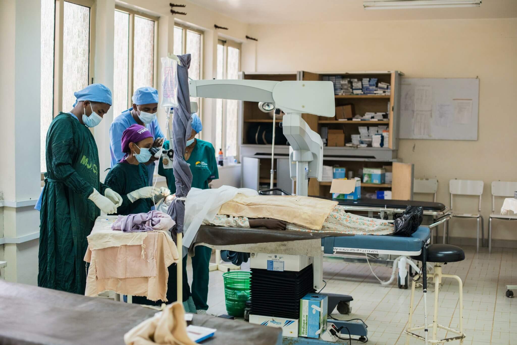 Dr. Kumelle Tollosa ist Augenärztin und operiert Patient*innen im Jimma Krankenhaus in Äthiopien.