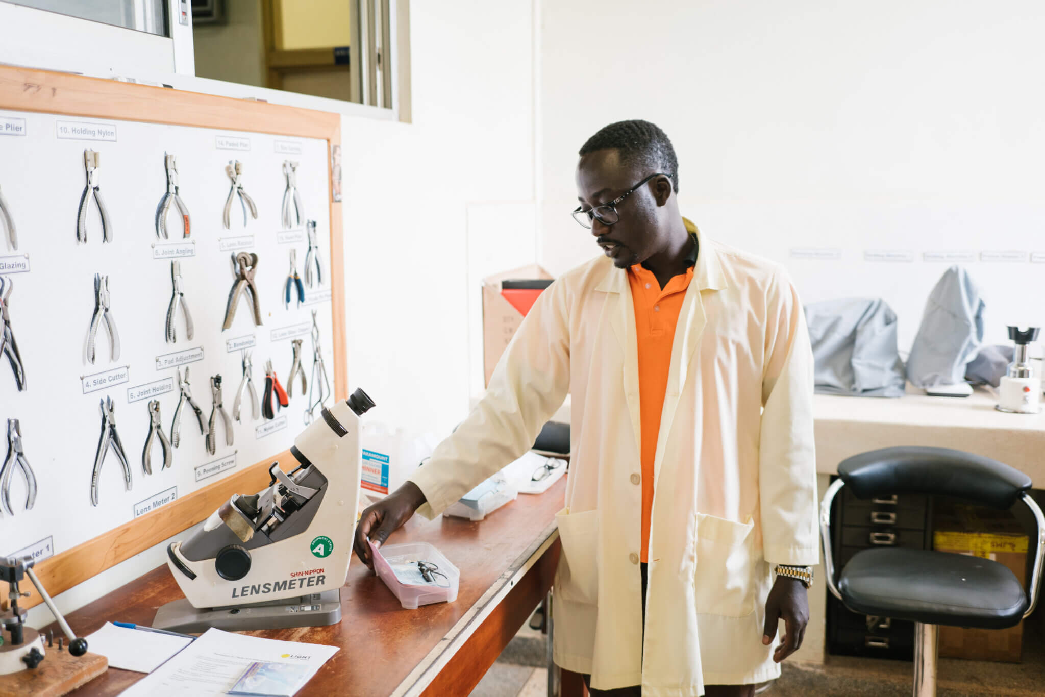 Behandlungszimmer eines Orthoptisten in Uganda.