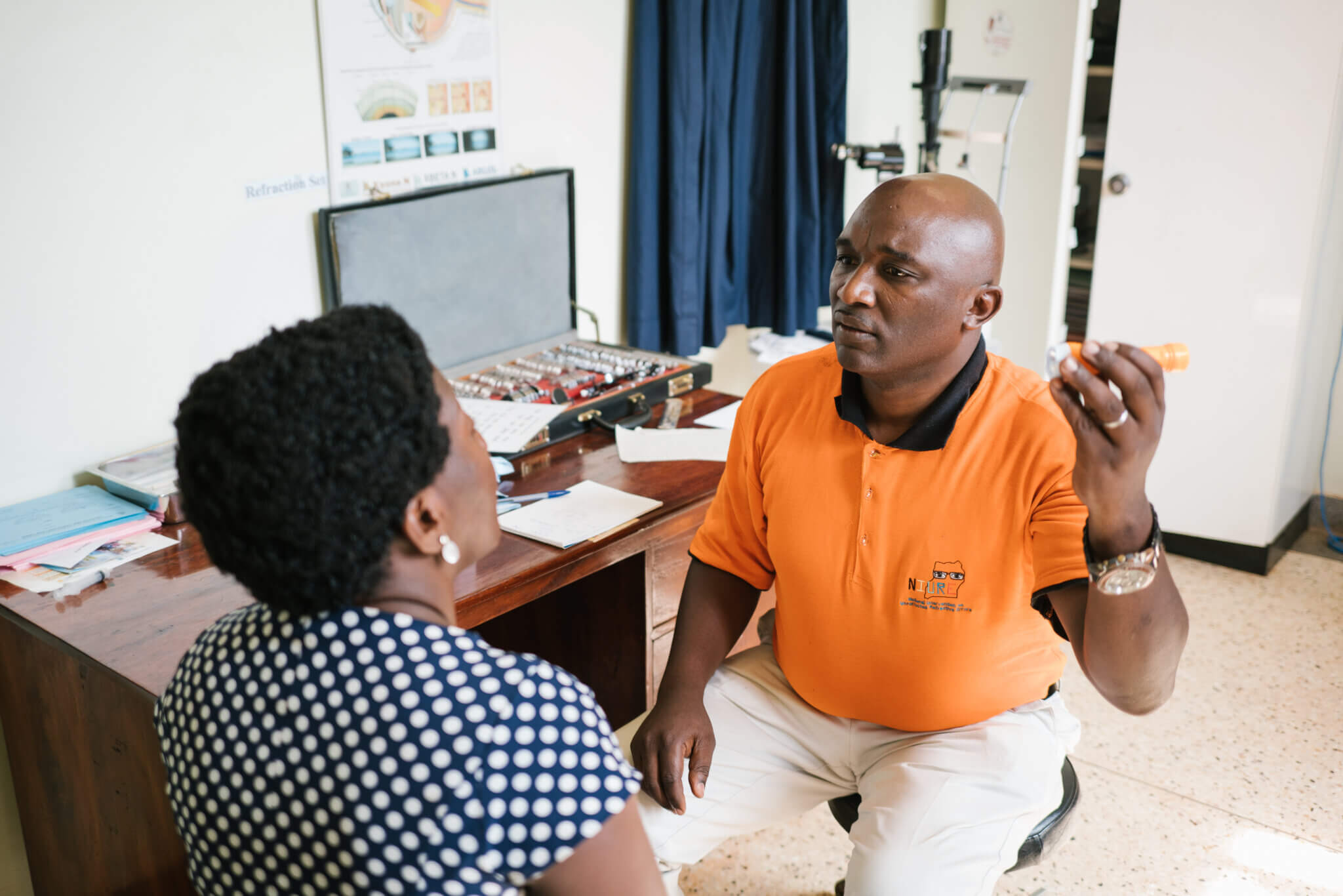 Ein Orthoptist in seiner Praxis in Entebbe, Uganda.