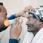 Dr. Teshagar Wondale aus Äthiopien untersucht die Augen eines Patienten bei einem umfangreichen Hilfseinsatz.