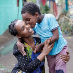 der Junge Abdi Tesfaye küsst seine Mutter