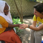 Dr. Astrid Pieitig unterhält sich mit einer Frau auf einer Projektreise in Äthiopien