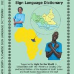 Auf dem Bild ist das Cover des Lexikons der Gebärdensprache aus dem Südsudan zu sehen. darauf ist der afrikanische Kontinent zu sehen mit einer Vergrößerung des Südsudans. Links oben ist eine Frau in einem blauen T-Shirt zu sehen, die gebärdet. Links unten ist ein Mann in einem blauen T-Shirt zu sehen, der die Arme vor der Brust zusammengeschlagen hat.