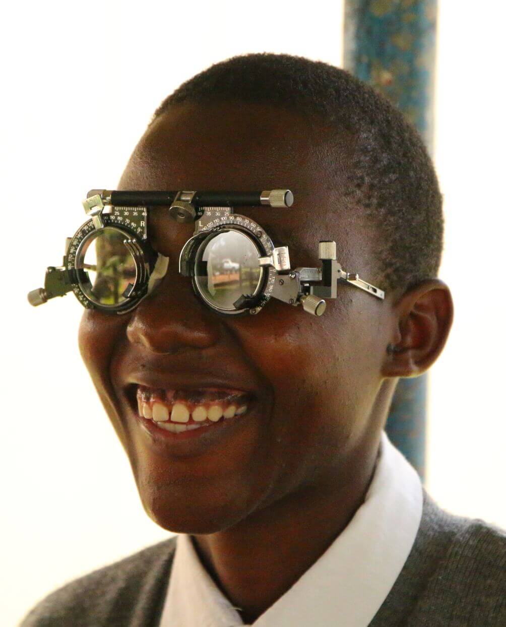 Eine Schülerin in Uganda wird augenmedizinisch untersucht. Ihre Augen werden vermessen, sie wird eine angepasste Brillen erhalten.