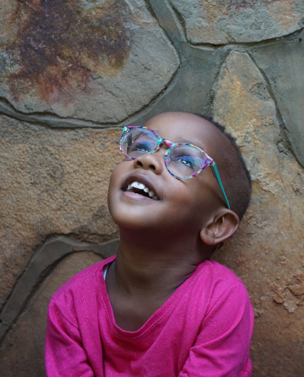 Greta aus Uganda hat durch das Projekt NIURE von Light for the World eine Brille bekommen