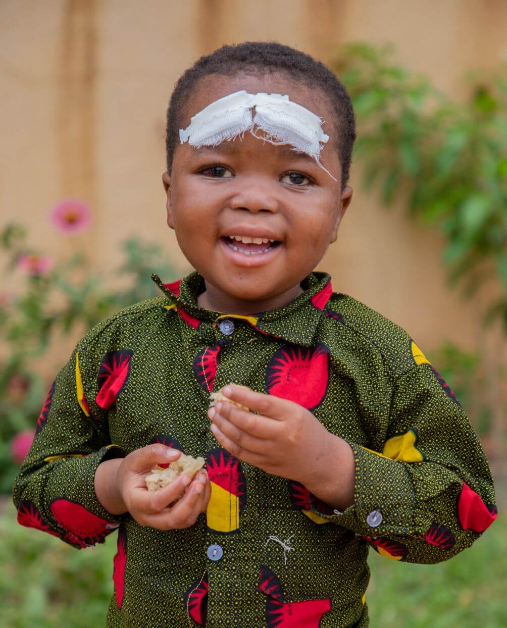 Der 5-jährige Ouzaîrou Kouraogo aus Burkina Faso strahlt. Er litt an Grauem Star und konnte erfolgreich operiert werden.