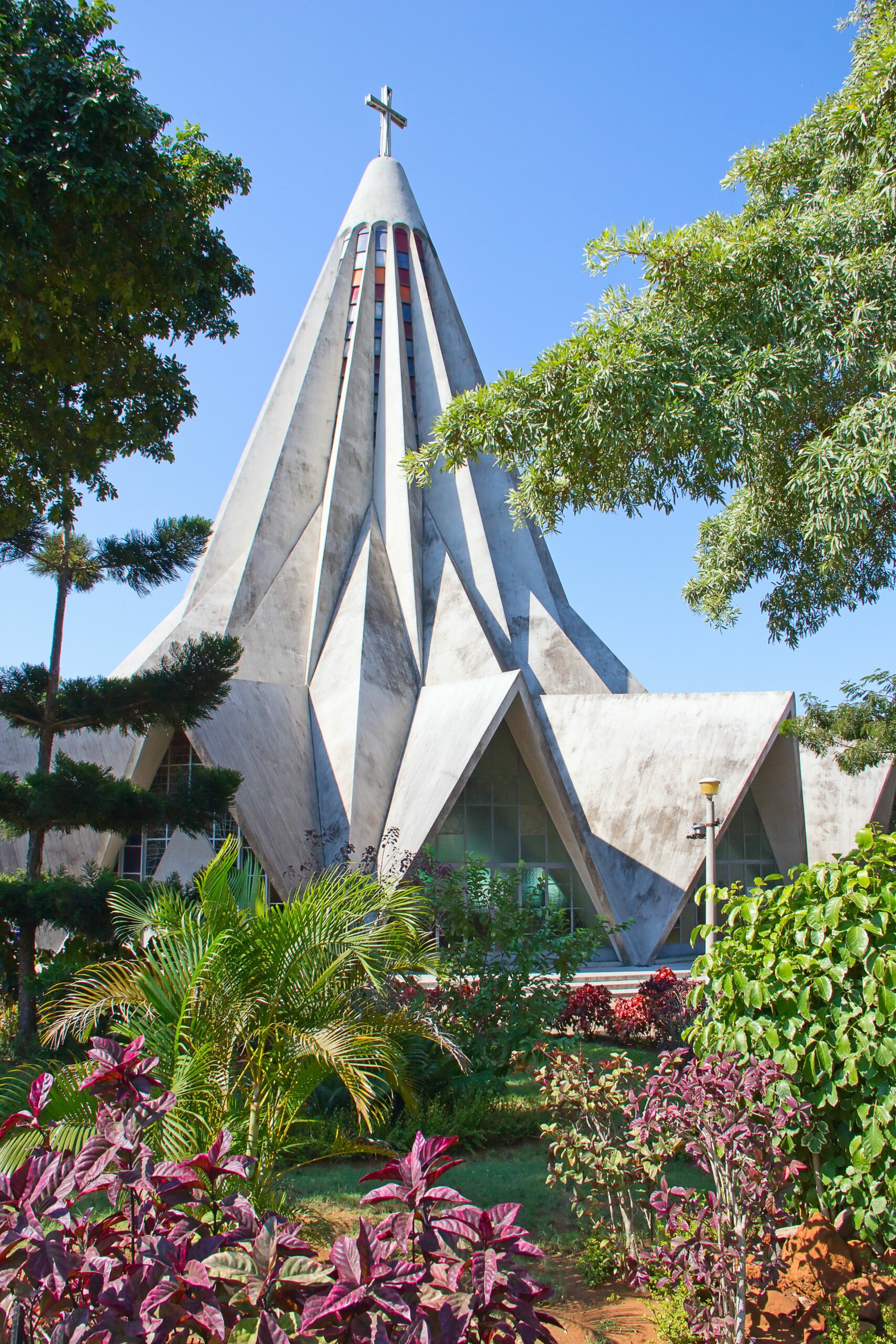 Eine Kirche in Form einer umgedrehten Blume.