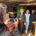 Die deutsche Journalistin Yve Fehring vor Ort in Kenia bei einem Projektbesuch mit einer Mitarbeiterin von Light for the World Kenia und Wycleff Ambeyi, der an einem Programm von Light for the World teilnimmt