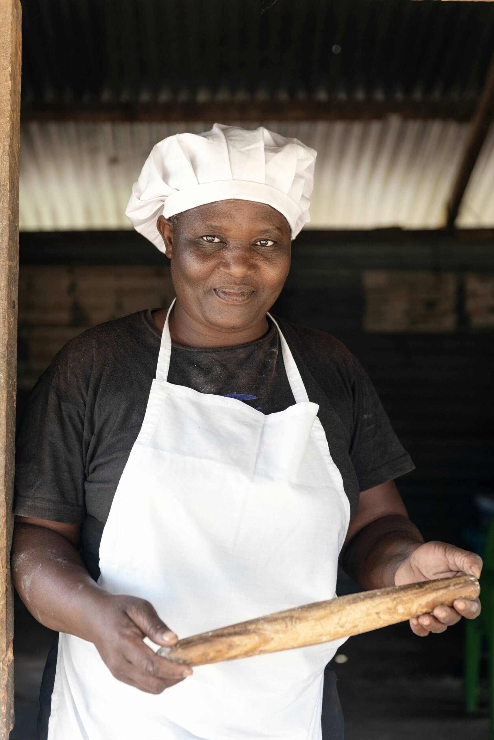 Lylian Adhiambo aus Kenia betreibt eine Bäckerei. Stolz präsentiert sie ein frischgebackenes Brot. 