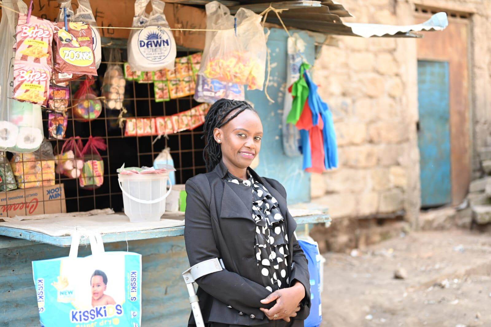 Naomi Mwanzia aus Kenia ist seit der Geburt eines ihrer Kinder halbseitig gelähmt. Dank Light for the World konnte sie einen Kurs in Unternehmensführung abschließen. Mit den Einnahmen aus ihrem kleinen Geschäft kann sie auch das Schulgeld ihrer Kinder bezahlen. 