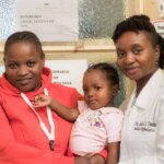 Mutter Herminia, Deolinda und Augenärztin Dr.in Lacea Alfredo vor dem Behandlungsraum